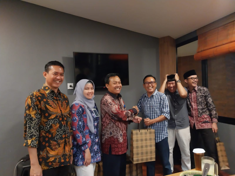 Area Head PT Bank Mandiri (Persero) Tbk Jambi saat menyerahkan cinderamata kepada Pemred Jambi Ekspres