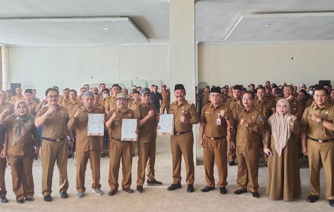 Usai serah terima asset jalan desar dari Pemkab kerinci ke desa di Kerinci, pj Bupati  Kerinci foto bersama di ruang pola Pemkab Kerinci.