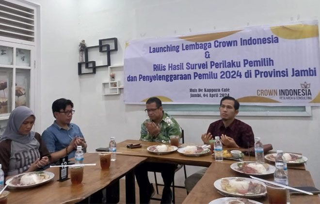 Eksekutif Crown Indonesia, Yasril menyampaikan hasil survei kecenderungan Perilaku Pemilih dan Persepsi Publik tentang Pelayanan dan Kinerja Penyelenggara pada Pemilu 2024 di Provinsi Jambi.