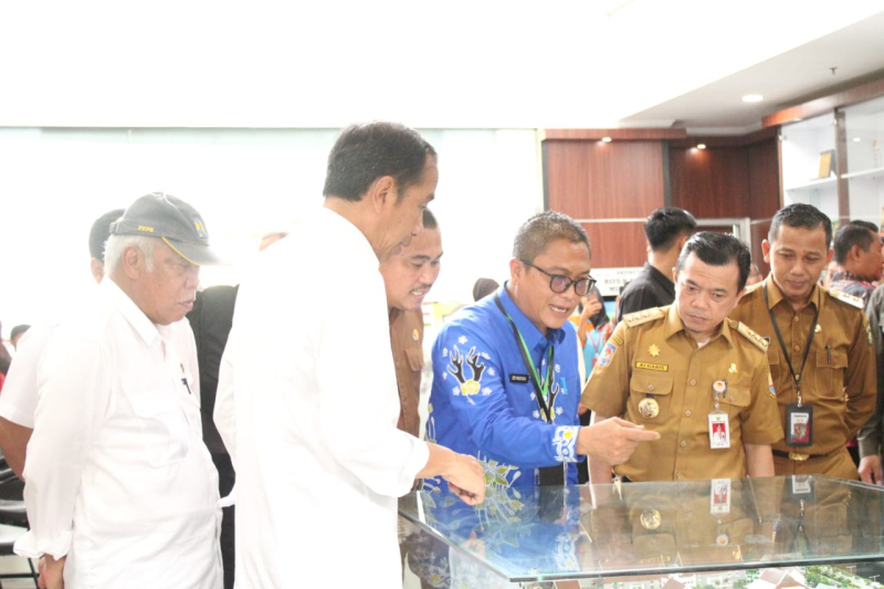 Dirut RSUD H. Hanafie Muara Bungo menjelaskan grand desigh rumah sakit kepada Presiden Jokowi

