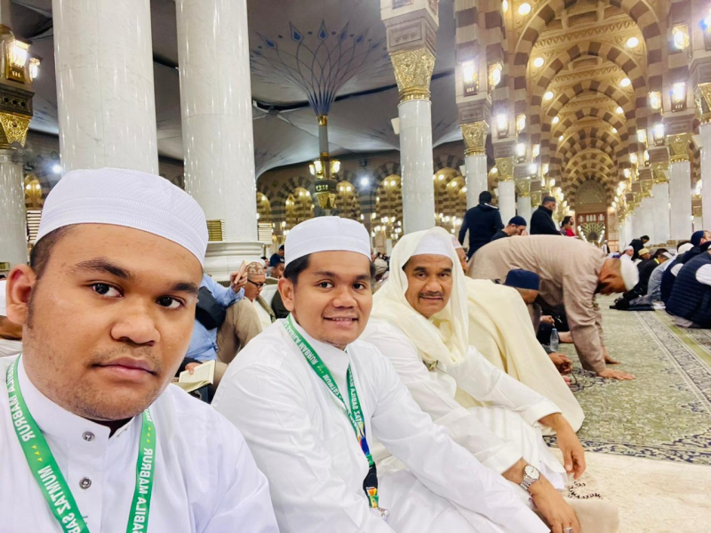 Ketua DPD Partai Gerindra Provinsi Jambi Dr. Ir. H. A.R. Sutan Adil Hendra, MM ketika menunaikan ibadah bersama keluarga 