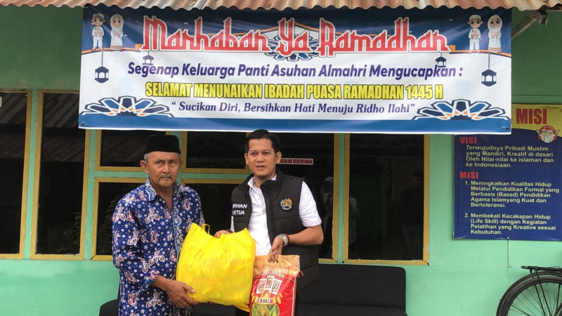 Bersama Pengurus, Ketua PWI Kota Jambi Berbagi kepada Anak Panti Asuhan dan Yayasan Yatim Piatu