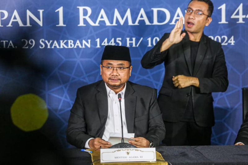 Mentri Agama Yaqut Cholil Qoumas memberikan keterangan hasil Sidang Isbat di Gedung Kementrian Agama Republik Indonesia, Jakarta, Minggu (10/3/2024). 