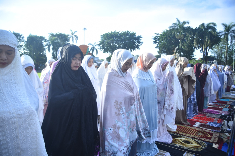 Bersama Pj Wali Kota, Ribuan Warga Shalat Ied di Lapangan Utama Balaikota
