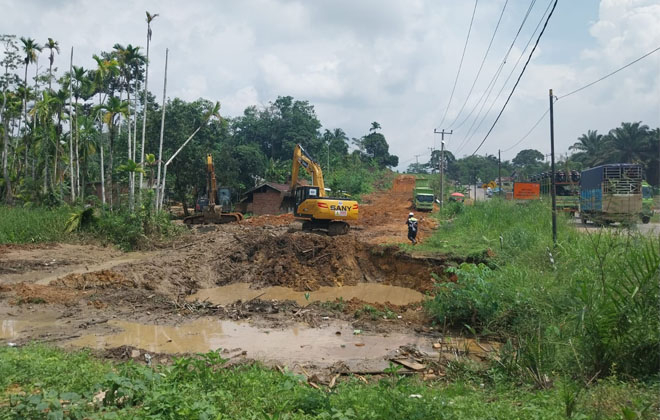 Pekerjaan Simpang Sebidang tepat di exit tol Bayung Lencir Tempino seksi 3 Jambi.