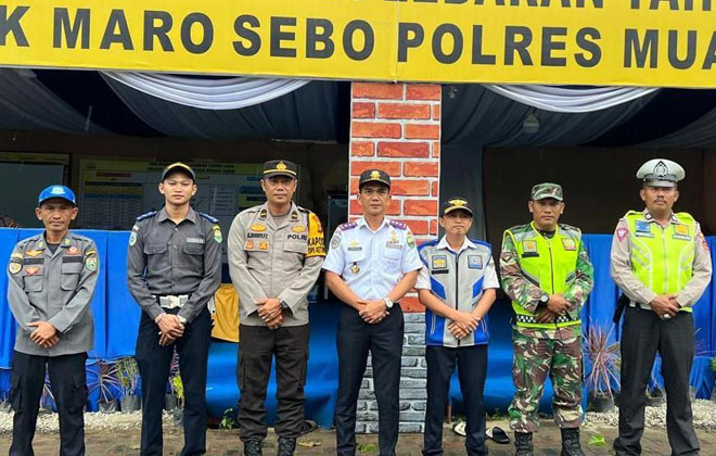 Kadishub Muaro Jambi bersama petugas foto bersama.