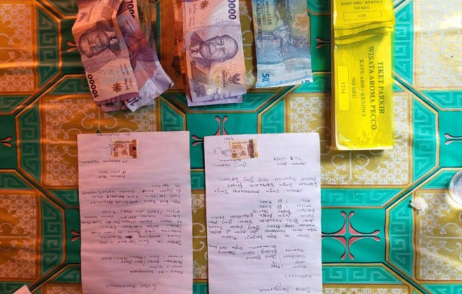 Barang bukti berupa tiket parkir dan uang yang diamankan Polres Kerinci.