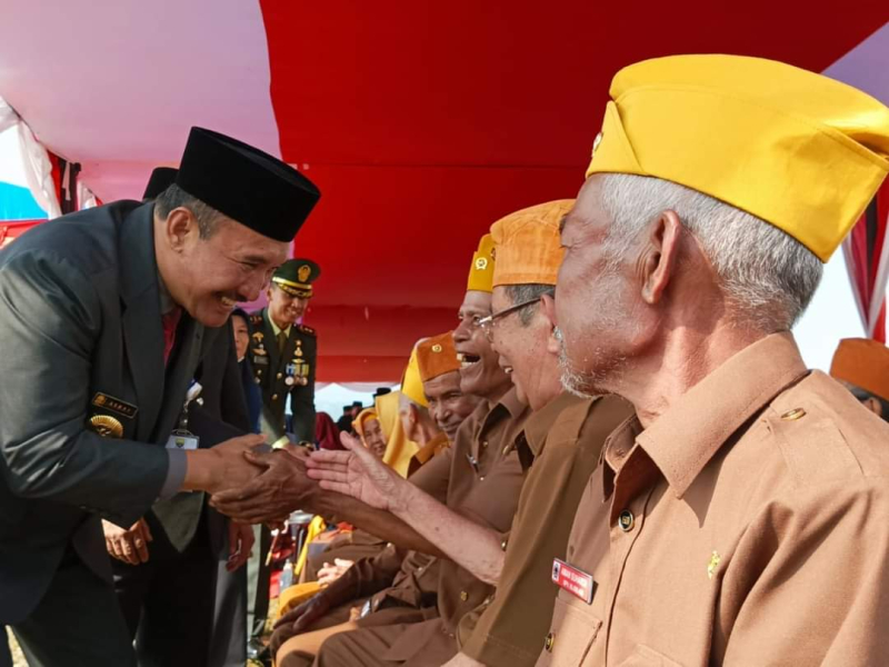 Penjabat (Pj) Bupati Kerinci, Asraf menyalami para veteran dalam sebuah kesempatan beberapa waktu lalu.