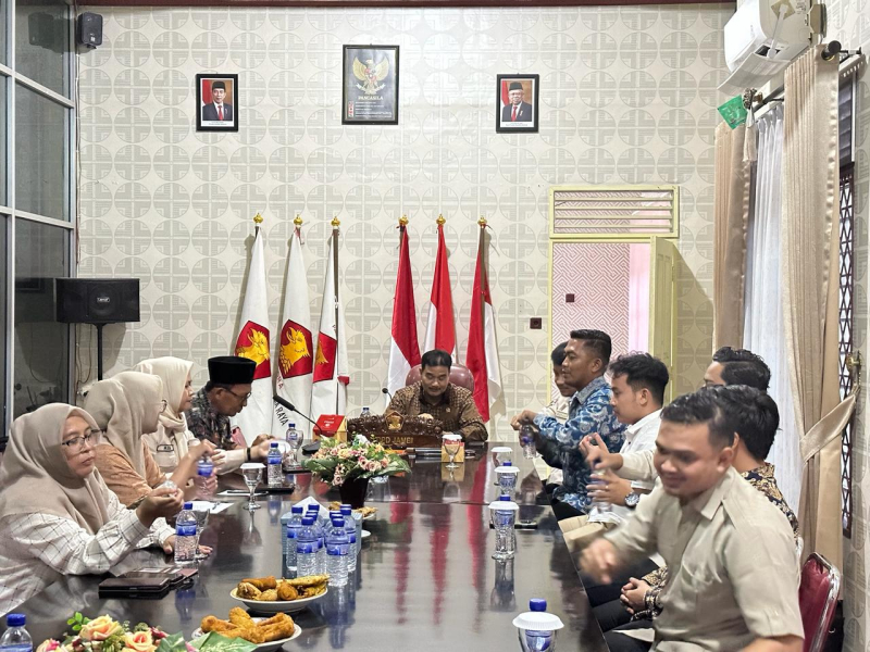 Ketua DPD Partai Gerindra Provinsi Jambi Dr. Ir. H. A.R. Sutan Adil Hendra, MM menggelar silaturahmi ketika buka kantor pertama paska lebaran di rumah aspirasi dikawasan Telanaipura, Kota Jambi.