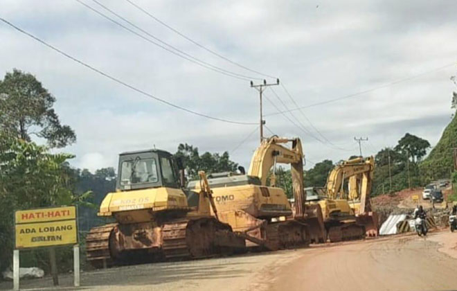 Antisipasi longsor, maka alat berat disiarkan di jalur Kerinci-Bangko disiagakan.