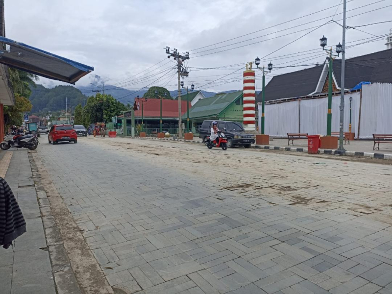 Proyek batu andesit atau rekonstruksi Jalan Protokol di depan Gedung Nasional Kota Sungai Penuh mendapat sorotan berbagai kalangan.

