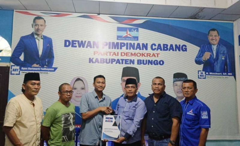 Utusan M. Hasbi mengambil formulir pendaftaran sebagai calon bupati dan calon wakil bupati Bungo melalui partai Demokrat