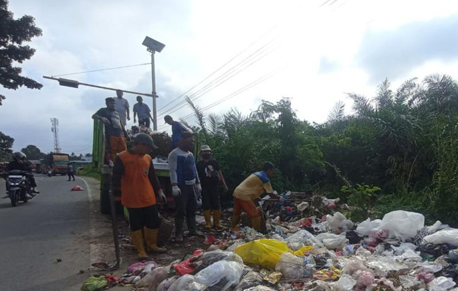 Imbas kekurangan armada pengangkut sampah, maka beberapa TPS, sampah menumpuk.
