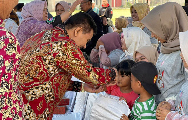 Anggota Komisi IX DPR RI, Dr. Ir. H. A.R. Sutan Adil Hendra, MM ketika menyapa masyarakat Bungo di acara sosialisasi Germas.