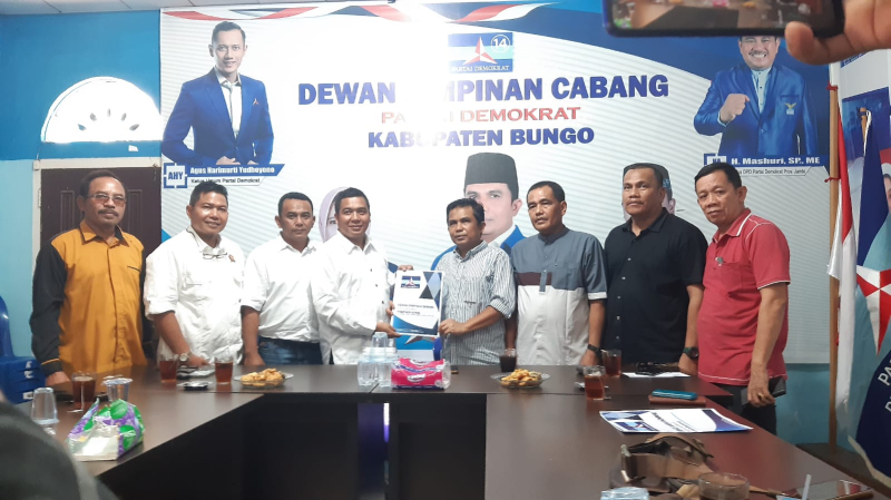 Bakal calon Bupati Bungo Alparobi resmi mendaftar dengan mengembalikan formulir partai Demokrat