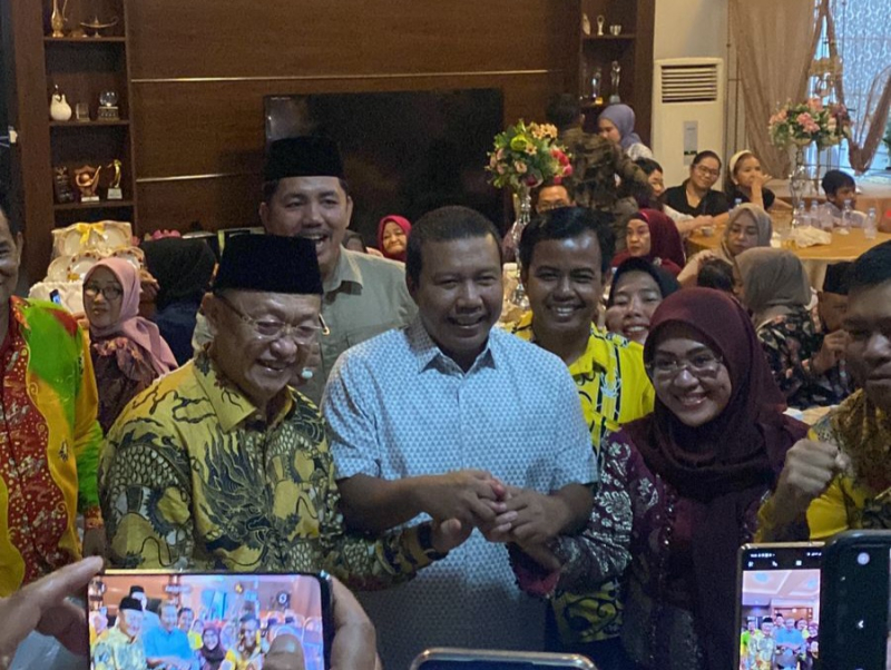 Ketua DPD I Golkar Provinsi Jambi Cek Endra bersama Romi Hariyanto dan Saniatul Lativa pada acara halal Bihalal Golkar Provinsi Jambi beberapa hari yang lalu.