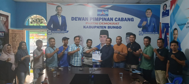Ketua penjaringan menyerahkan 4 berkas Balon Bupati Bungo kepada Ketua DPC Demokrat Bungo

