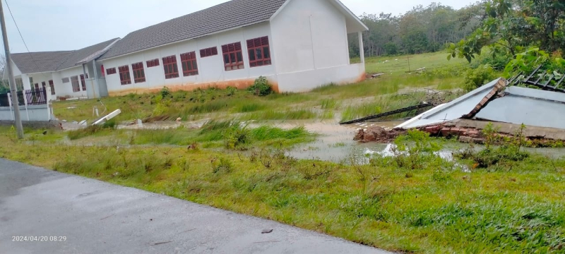 Pagar permanen SMK Negeri 10 di Teluk Rendah, Kabupaten Tebo yang baru dibangun melalaui tahun anggran 2023 roboh.