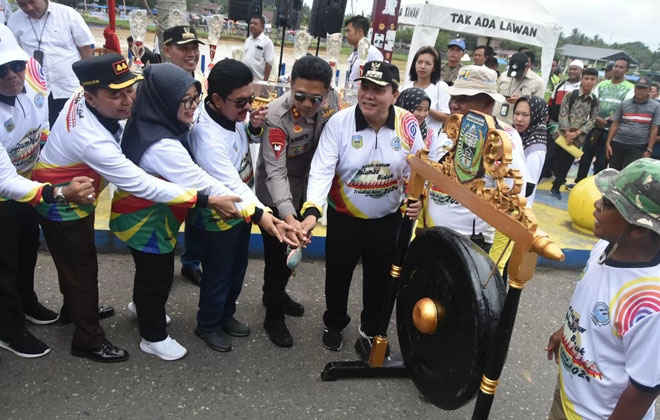 Pj Bupati Sarolangun, Bachril Bakri, membuka lomba pacu perahu 2024.