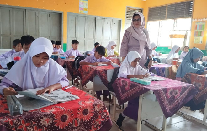 Pelajar SDN 212 saat melaksanakan proses belajar mengajar di gedung SDN 206 Kota Jambi.