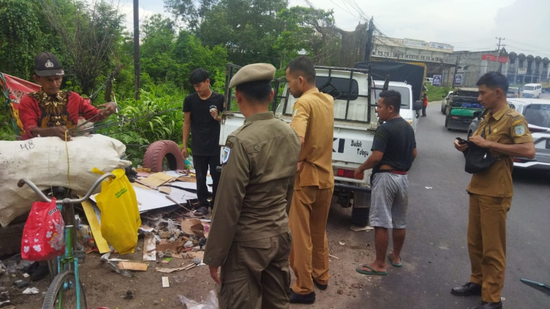 Petugas Patroli Pemkot Jambi mendapati oknum masyarakat yang memebuang sampah tidak pada tempat dan waktunya, kemudian ditindak dan disanksi denda. 
