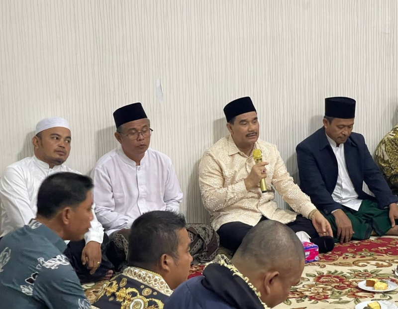RESES : Anggota DPR RI, Dr. Ir. H. A.R. Sutan Adil Hendra, MM ketika merespon aspirasi masyarakat Jambi dalam kegiatan resesnya. 