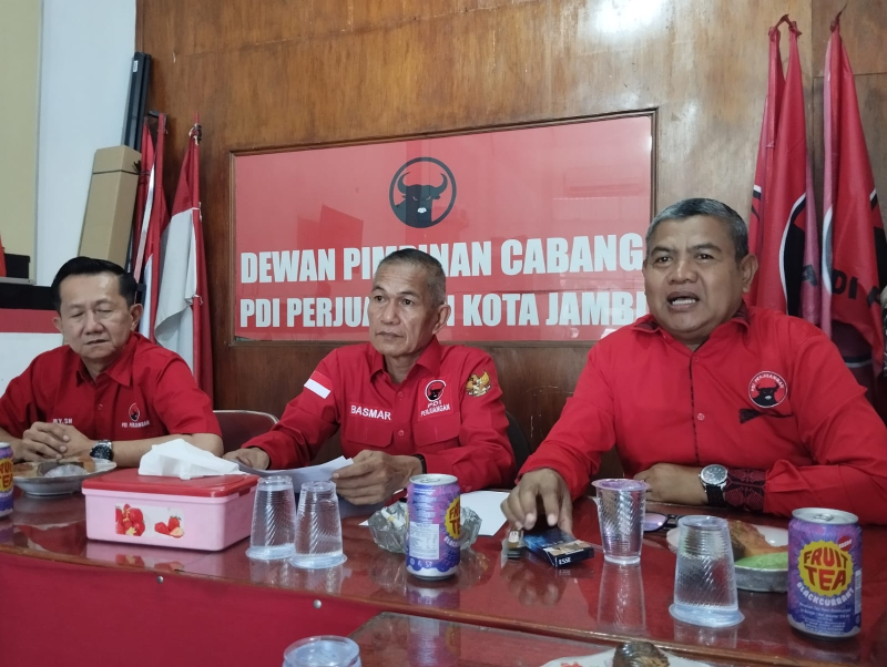 Pengurus DPC PDI Perjuangan Kota Jambi ketika menyampaikan keterangan persnya terkiat persiapan penjaringan bakal calon walikota dan wakil walikota Jambi. 