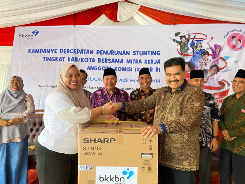 Anggota Komisi IX DPR RI Dr. Ir. H. A.R. Sutan Adil Hendra, MM ketika menghadiri kampanye percepatan penurunan stunting. 