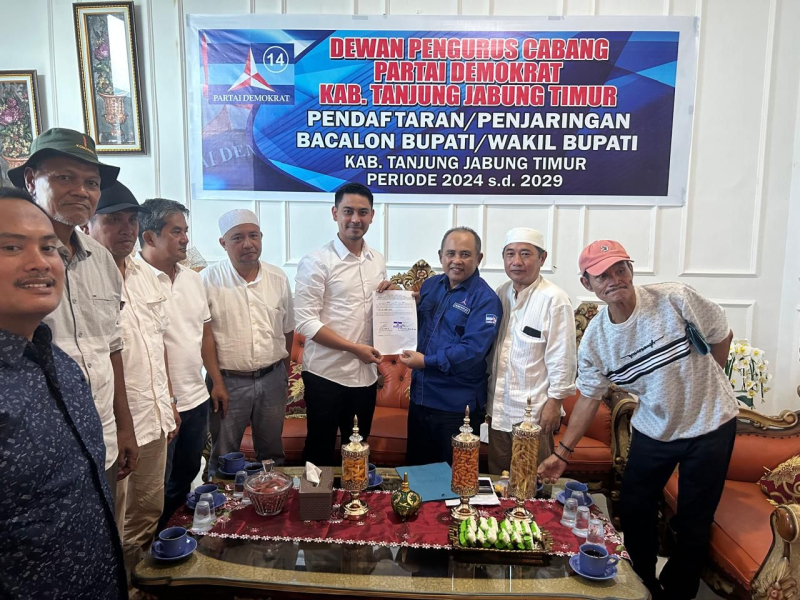 Bakal Calon Bupati (Bacabup) Tanjabtim Zumi Laza bersama tim pemenangan menyerahkan fomulir pendaftaran di sekretariat DPD PAN Tanjabtim.