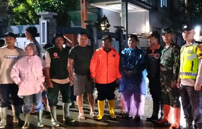 Satgas Tanggap Darurat Kabupaten Kerinci saat memantau bencana banjir yang melanda Desa Semumu, Kecamatan Depati Tujuh, Kabupaten Kerinci.