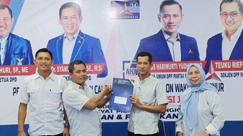 Salah satu tim utusan kandidat petahana bakal calon gubernur Jambi Al Haris mengambil formulir penjaringan Demokrat. 