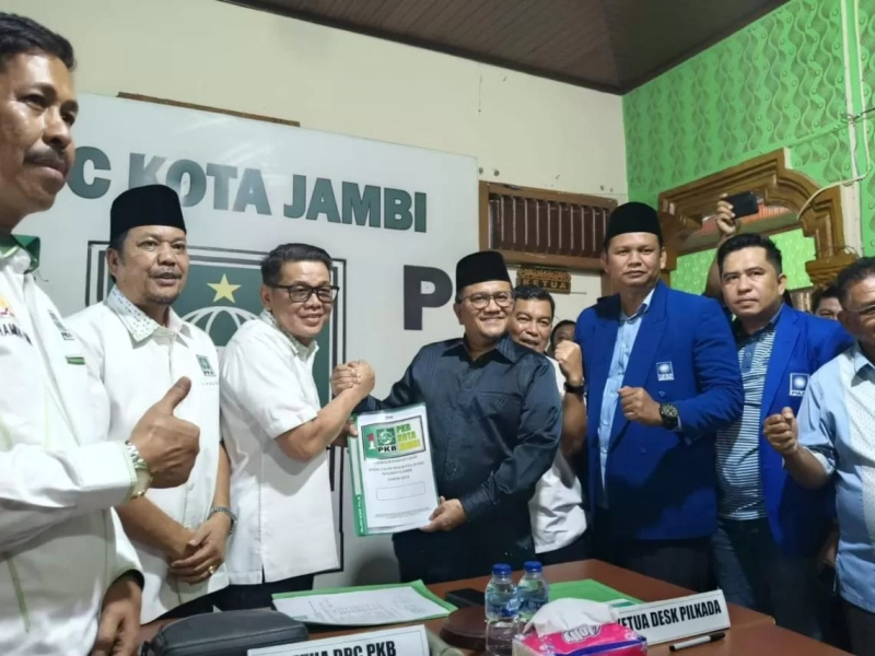 Bakal calon Walikota Jambi, Maulana mengembalikan formulir penjaringan di Partai Kabangkitan Bangsa (PKB) di dampingin pengurus PAN.