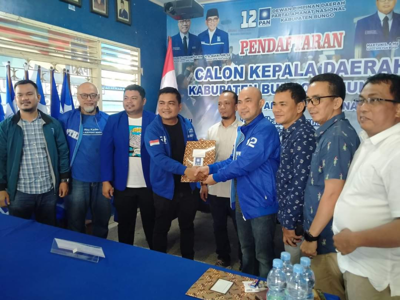 Bakal calon bupati Bungo, Dedy Putra menyerahkan berkas pendaftaran melalui PAN