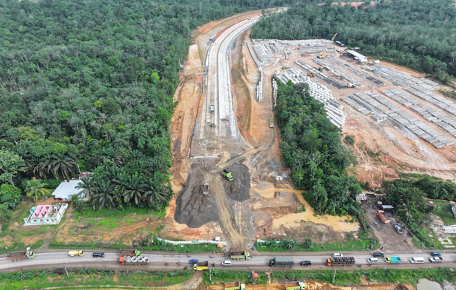 Pemandangan Tol Baleno Seksi 3 dari pemotretan atas (Drone). Kini lanjutannya tengah dilakukan pembukaan lahan Tol Seksi 4 Tempino- Jambi/Simpang Ness Sepanjang 19 km.