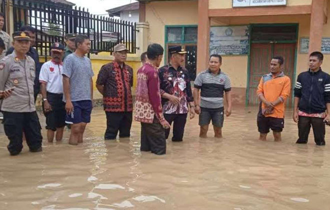 Pj Bupati Kerinci, Asraf saat menijau banjir