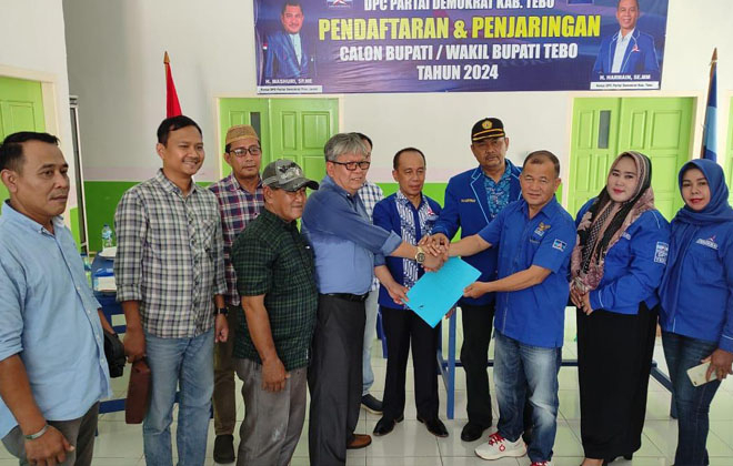 Tim pemenangan Bakal Calon Bupati (Bacabup) Tebo Agus Rubiyanto (ARB) ketika mengembalikan fomulir pendaftaran di partai Demokrat.