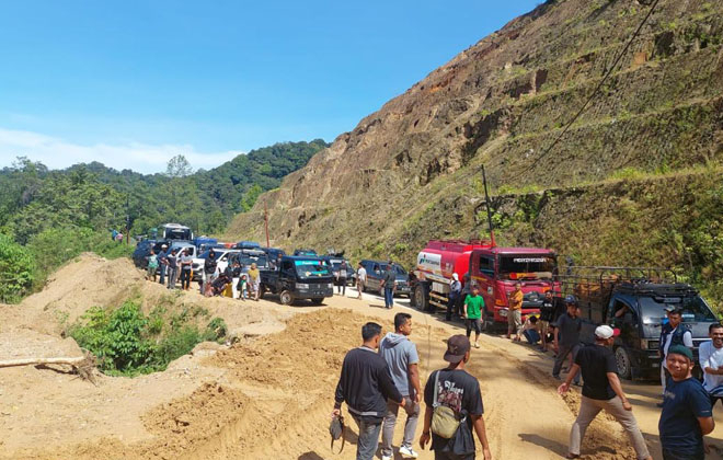 Bencana longsor terjadi di KM 17 Jalan Nasional Sungai Penuh-Tapan Sumbar, membuat arus jalan macet.