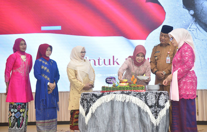 Sekda Kota Jambi mewakili Pj Walikota Jambi membuka secara resmi puncak Peringatan Hari Kartini di Aula Griya Mayang Rumah Dinas Walikota Jambi, Selasa (30/4/2024).