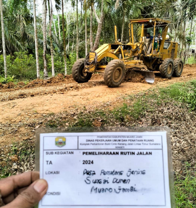 Alat berat Dinas PUPR Muaro Jambi saat melakukan perbaikan jalan rusak.