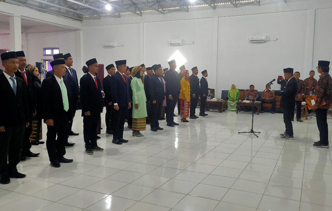 Ketua Bawaslu Tanjabtim, Tarmuzi, S.Pd.I saat memimpin pengambilan sumpah 33 anggota Panwascam