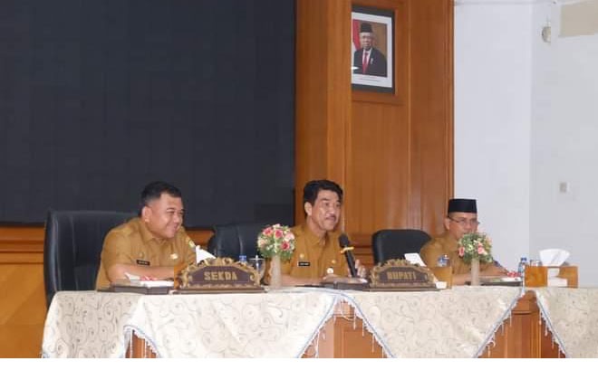 Pj Bupati Muaro Jambi didampingi Sekda Muaro Jambi saat menggelar rapat gabungan dengan seluruh OPD lingkup Pemkab Muaro Jambi. di ruang Pola Nang Inang Kantor Bupati Muaro Jambi, Senin (27/05).