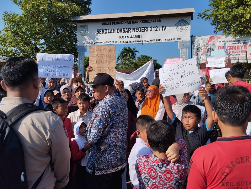 Wali murid siswa SDN 212 ketika menggelar aksi benerapa waktu lalu meminta agar pagar seng dibuka. 