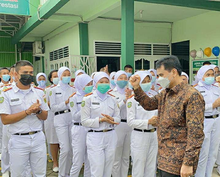 Anggota Komisi IX DPR RI Dr. Ir. H. A.R. Sutan Adil Hendra, MM disambut antusias dalam sebuah kunjungannya belum lama ini.

