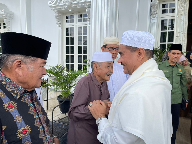 DISAMBUT : Ketua DPD Gerindra Provinsi Jambi Dr. Ir. H. A.R. Sutan Adil Hendra, MM ketika disambut keluarga dan pendukung dikediamannya dikawasan Telanaiura Kota Jambi usai menunaikan ibadah haji.