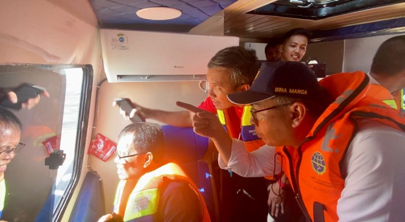 Ketua DPRD bersama pihak BPJN ketika meninjau jembatan Aur Duri 1 usai ditabrak tongkang batu bara. 

