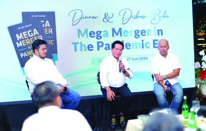 Direktur Utama BSI Hery Gunardi (tengah) didampingi Direktur Keuangan & Strategi BSI Ade Cahyo Nugroho (kanan) dan Chief Economist BSI Banjaran Surya Indrastomo (kiri) saat acara  Diskusi Buku 