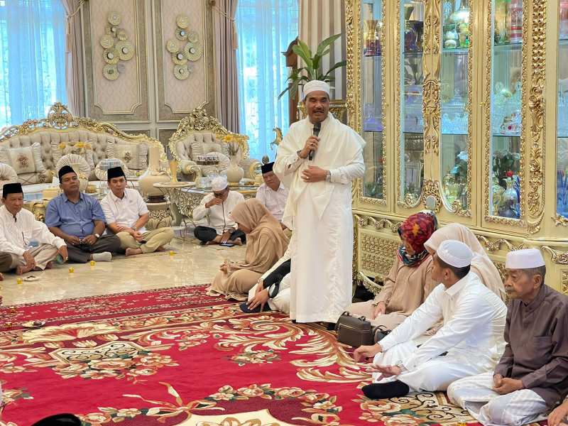 Ketua DPD Partai Gerindra Provinsi Jambi Dr. Ir. H. A.R. Sutan Adil Hendra, MM ketika memberikan ceramah agama dalam kegiatan pengajian dikediamannya di kawasan Telanaipura, Kota Jambi.

 