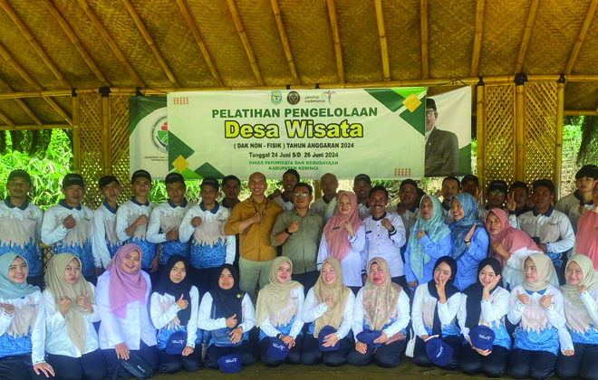 Pengelola desa wisata dari berbagai desa yang ada di Kabupaten Kerinci foto bersama usai pelatihan pengelolaan wisata.