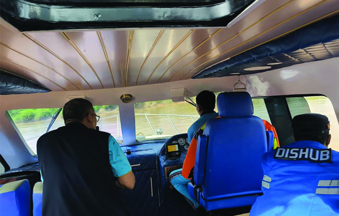 Tim dari Dishub provinsi Jambi melakukan patroli pengawasan angkutan batu bara jalur Sungai Batanghari, Sabtu (30/6/2024).