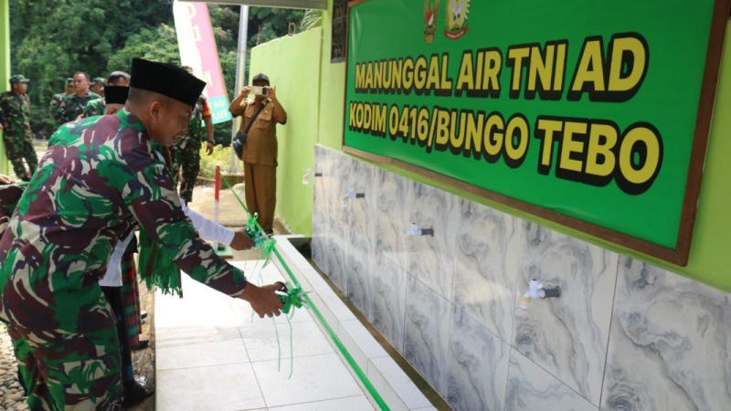 PERESMIAN: Dandim 0416 Bute Letkol Inf Arief Widyanto, S.E., M. Han meresmikan fasilitas air bersih di Ponpes Babul Mu'arif